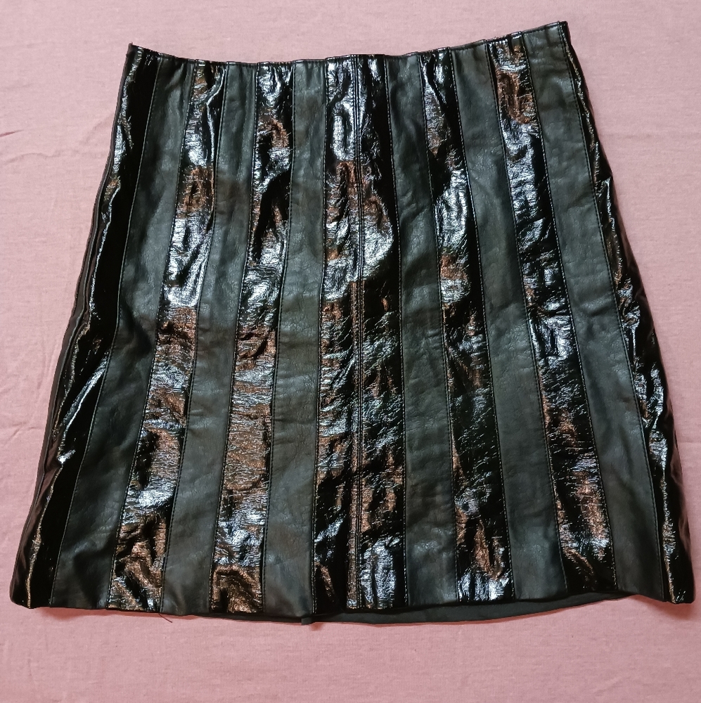 NWT BEBE Black Striped Lined PU Mini Skirt SZ 4